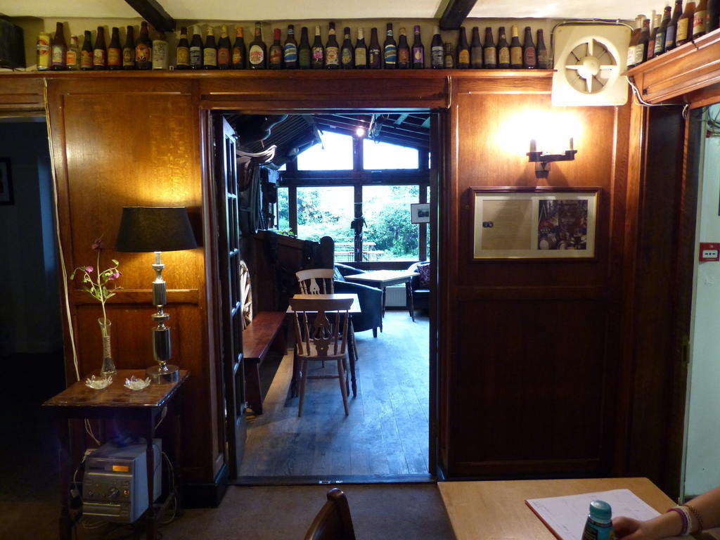The Sun Inn Englefield Green Exteriör bild