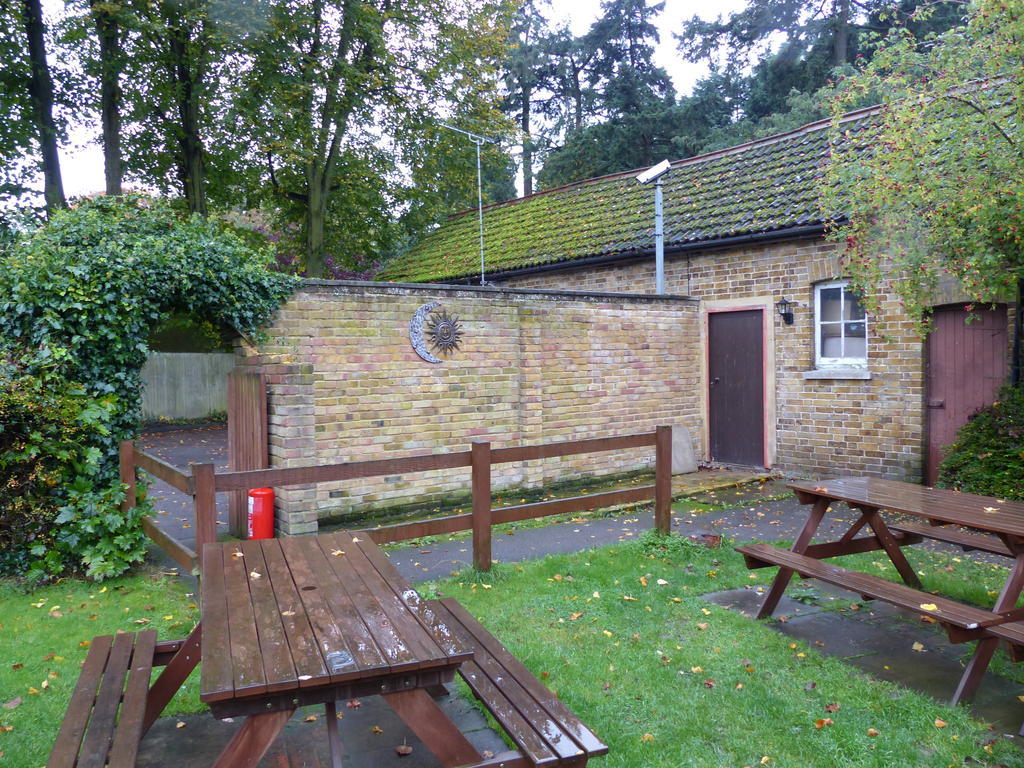 The Sun Inn Englefield Green Exteriör bild