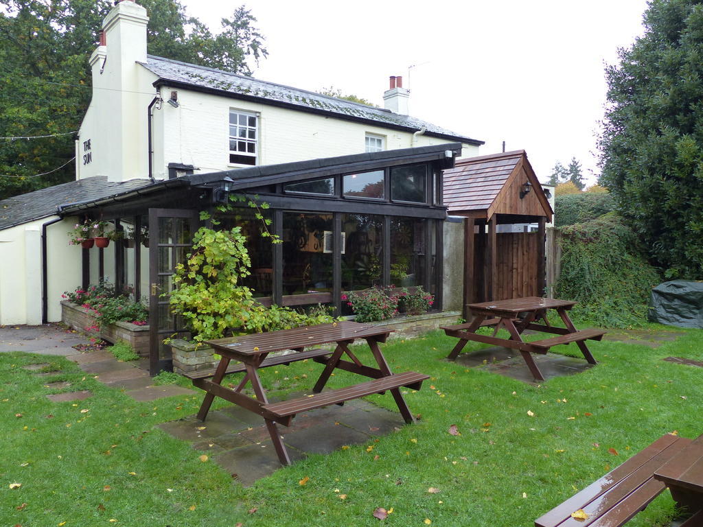 The Sun Inn Englefield Green Exteriör bild