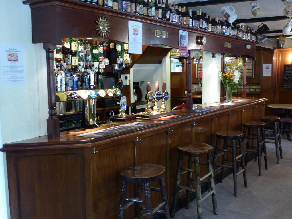 The Sun Inn Englefield Green Exteriör bild