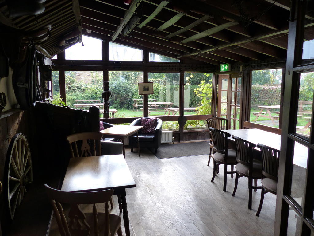 The Sun Inn Englefield Green Exteriör bild