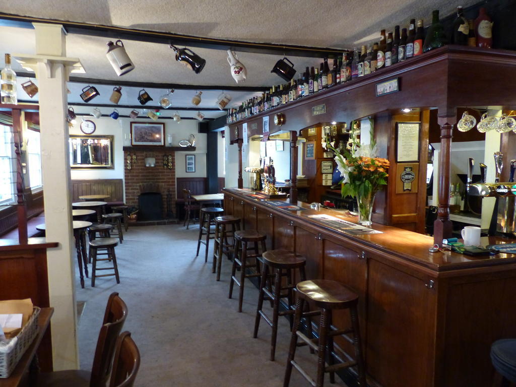 The Sun Inn Englefield Green Exteriör bild